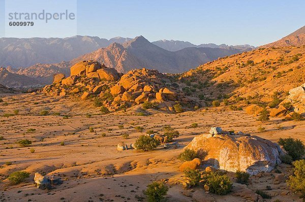 Wüste Landschaft nahe Tafraoute bei Sonnenuntergang  südlichen Marokko  Nordafrika  Afrika