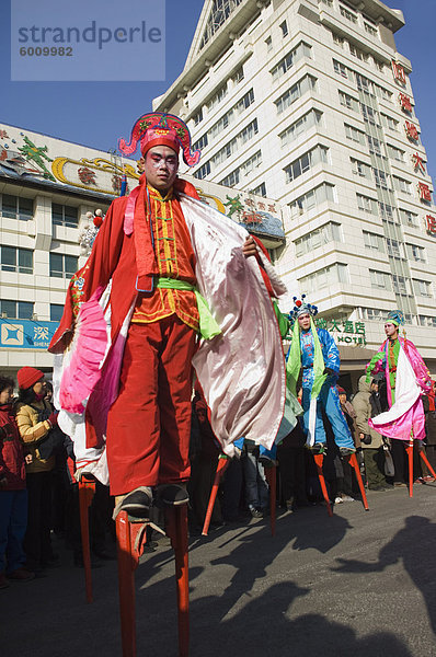 Stelzenläufer  Chinese New Year  Frühlingsfest  Beijing  China  Asien