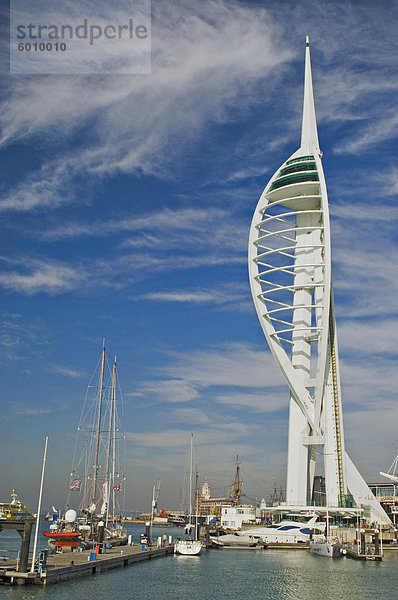 Der Spinnaker Tower  Waterfront komplex  Portsmouth  Hampshire  England  Vereinigtes Königreich  Europa