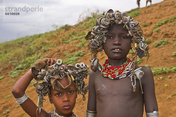 Junge Kinder aus Danasech Stamm  Oromote  Omo-Tal  Äthiopien  Afrika