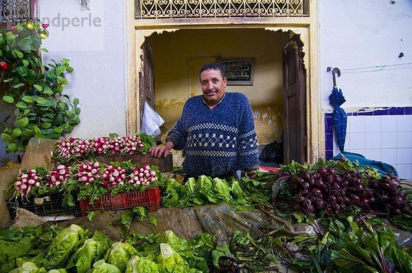 Mann  Verkauf von Gemüse im Basar von Meknès  Marokko  Nordafrika  Afrika