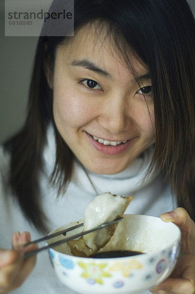 chinesisch Tradition essen essend isst Kloß Mädchen gegessen Abend neu Jahr