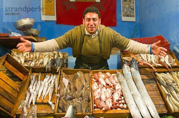 Mann verkaufen Fisch im Basar von Meknès  Marokko  Nordafrika  Afrika