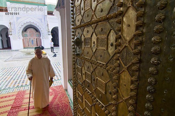 Nordafrika Fès Fez Mann UNESCO-Welterbe Afrika Fes verlassen Marokko Moschee alt