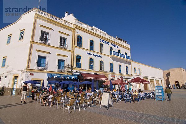 Open-Air-Cafés in der Küstenstadt Stadt von Essaouira  UNESCO Weltkulturerbe  Marokko  Nordafrika  Afrika