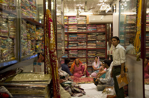 Menschen in einem Sari-Geschäft in Old Delhi  Indien  Asien