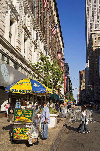 34th Street in Midtown Manhattan  New York City  New York  Vereinigte Staaten von Amerika  Nordamerika