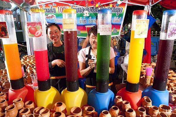 Saft stehen in dem Straßenmarkt  Luang Prabang  Laos  Indochina  Südostasien  Asien