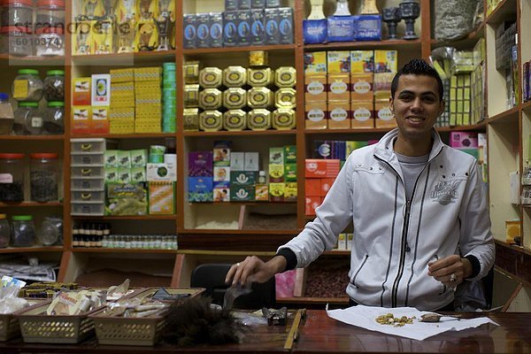 Ein kleines Geschäft in der Suk in der Medina von Tripolis  Libyen  Nordafrika  Afrika