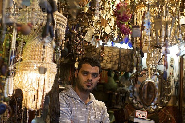 Ein kleines Geschäft in der Suk in der Medina von Tripolis  Libyen  Nordafrika  Afrika