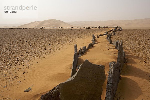 Grundlagen eines uralten Tempels auf die Reg Taita in den Akakus plateau im Fessan Wüste  Libyen  Nordafrika  Afrika