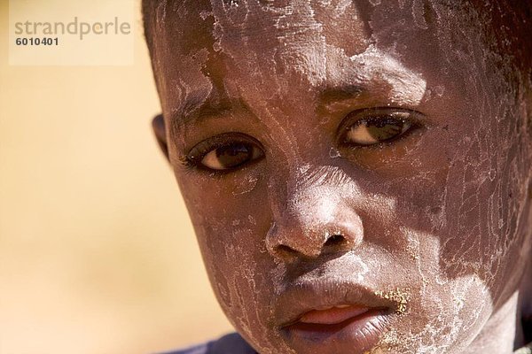 Eine junge Ajjer  aus einem Berber ethnische Gruppe  in der Oase des um el Ma in den Fessan Wüste  Libyen  Nordafrika  Afrika