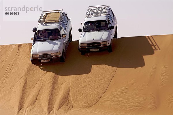 Zwei Mehrzweckfahrzeuge auf den Dünen des Erg Murzuk in Fessan Wüste  Libyen  Nordafrika  Afrika