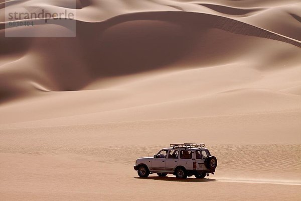 Ein 4 X 4 auf den Dünen des Erg Murzuk in Fessan Wüste  Libyen  Nordafrika  Afrika