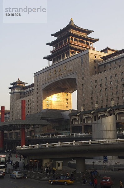 Chinesischen Stil und moderner Architektur kombiniert bei Beijing Westbahnhof  Peking  China  Asien