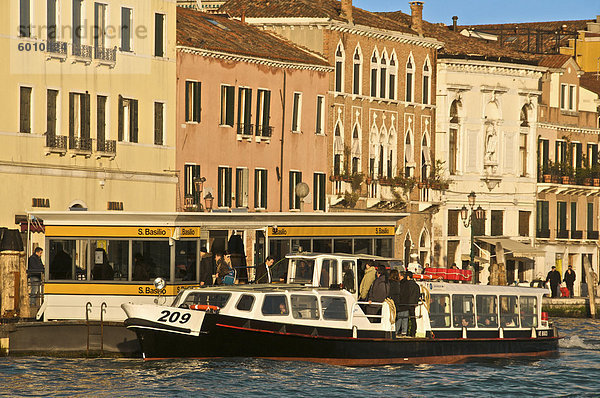 Vaporetto stop am Zattere Quais Dorsoduro  Venedig  UNESCO Weltkulturerbe  Veneto  Italien  Europa