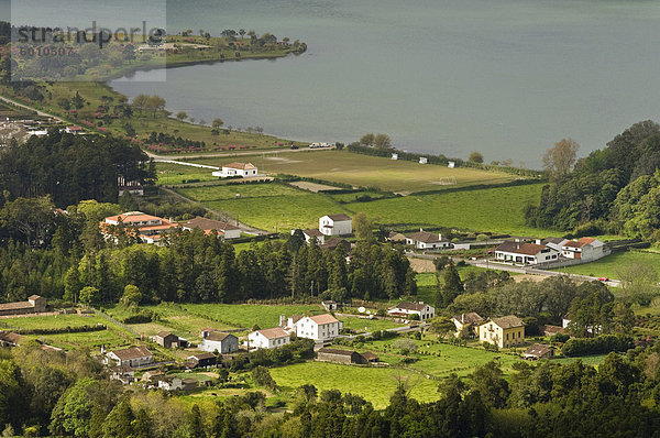 Lake Azul und das Dorf von Sete Cidades innerhalb der Sete Cidades-Vulkankrater  San Miguel  Azoren  Portugal  Europa