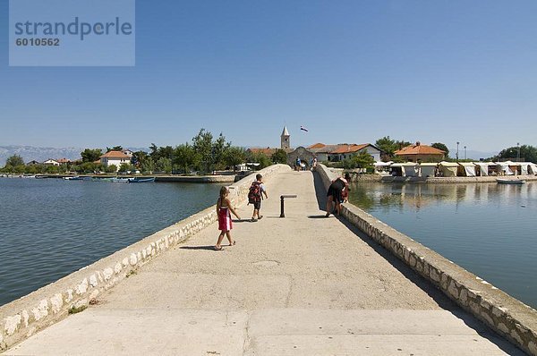 Alte Brücke führt nach der Stadt von Nen  Kroatien  Europa