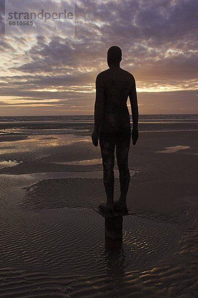 Ein weiterer Ort Statuen des Künstlers Antony Gormley Crosby Strand  Merseyside  England  Vereinigtes Königreich  Europa