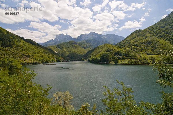 Alpensee entlang der Straße zwischen Sarajevo und Mostar  Bosnien-Herzegowina  Europa