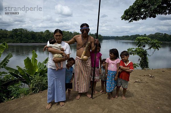 Das Dorf Syndico der Suwa-Gemeinschaft mit seiner Familie  Amazonas  Ecuador  Südamerika