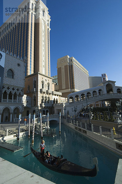 Das Hotel Venetian mit Gondolieri  am Strip (Las Vegas Boulevard)  Las Vegas  Nevada  Vereinigte Staaten von Amerika  Nordamerika