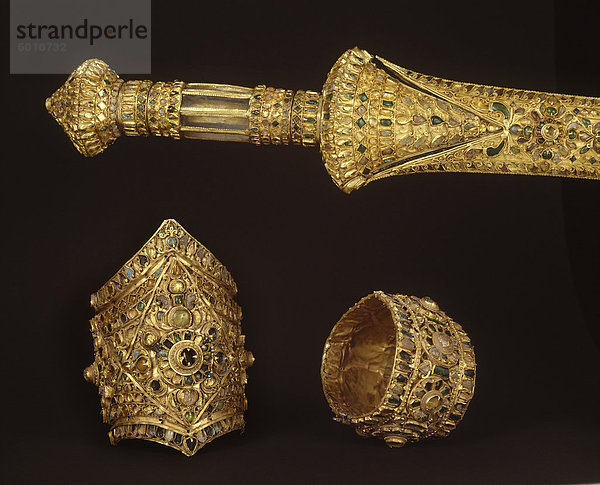 Königsschwert gold und Schmuck aus dem späten 14. Jahrhundert fand in der Krypta der Wat Ratburana  Ayutthaya  heute im Nationalmuseum Ayutthaya  Thailand  Südostasien  Asien