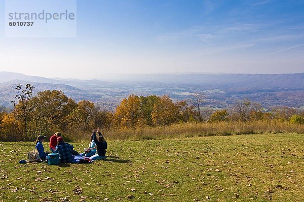 Touristen haben ein Picknick  Shenandoah-Nationalpark  Virginia  Vereinigte Staaten von Amerika  Nordamerika & # 10