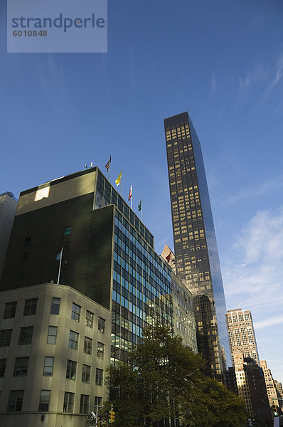 Hohes Gebäude ist mit dem neuen Trump Wohnung Block  Manhattan  New York  New York State  Vereinigten Staaten von Amerika  Nordamerika