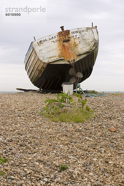 Fischerboot auf Orford Strand  Suffolk  England  Großbritannien  Europa