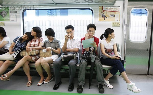 Passagiere auf U-Bahn Seoul  Seoul  Südkorea  Asien