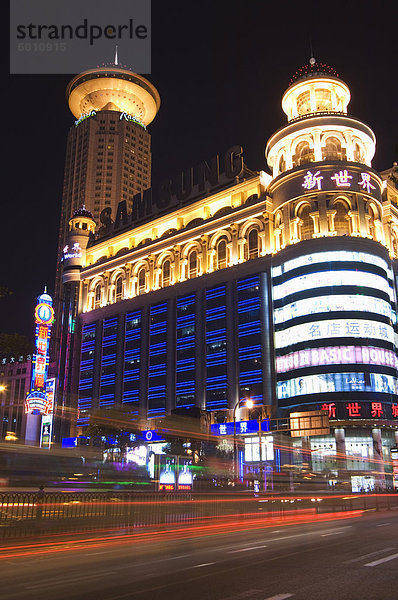 Auto Licht Wege und beleuchteten Gebäuden  Peoples Square  Shanghai  China  Asien