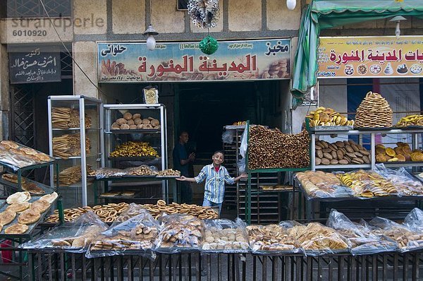 Junge verkaufen frischen Brötchen in einer Bäckerei in der Altstadt von Kairo  Ägypten  Nordafrika  Afrika