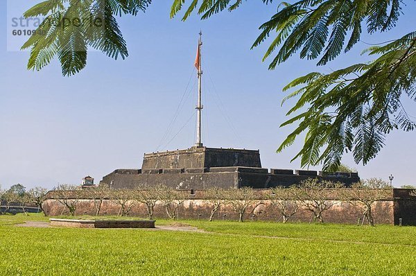 Flag-Turm in der Zitadelle  Hue  Vietnam  Indochina  Südostasien  Asien