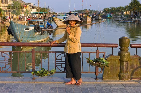 Frau Hersteller tragen Lebensmittel auf den Markt  Hoi An  Vietnam  Indochina  Südostasien  Asien