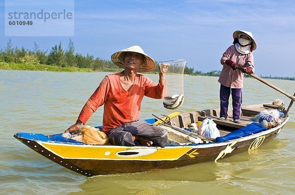 Traditionell gekleidet vietnamesischen Frauen Angeln  Hoi An  Vietnam  Indochina  Südostasien  Asien