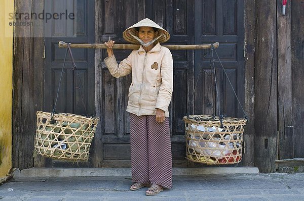 Frau Hersteller tragen Lebensmittel auf den Markt  Hoi An  Vietnam  Indochina  Südostasien  Asien