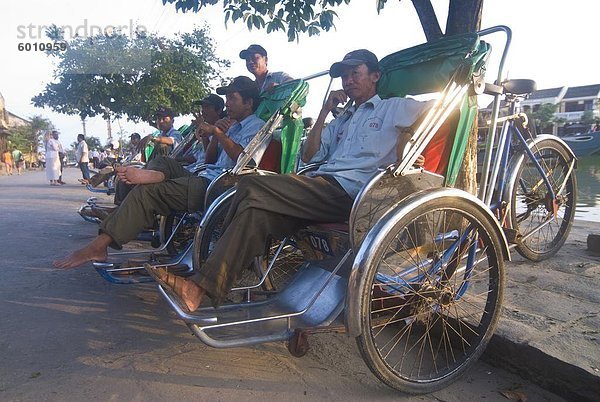 Rikscha Fahrer sitzt in der Rikschas warten auf Kunden  Hoi An  Vietnam  Indochina  Südostasien  Asien