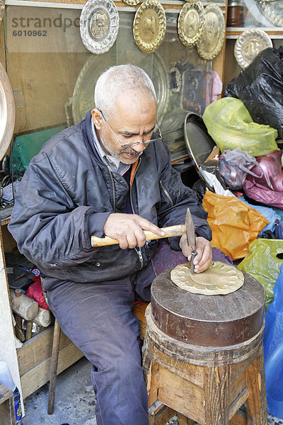 Kupfer Arbeiter in Kupfer Souq  Ghizdara Street  Tripoli  Libyen  Nordafrika  Afrika