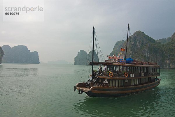 Touristenboot im traditionellen Stil der Halong Bucht  Vietnam  Indochina  Südostasien  Asien Kreuzfahrt