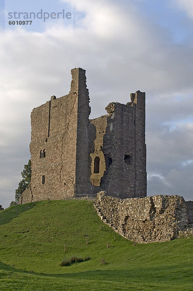 Der Bergfried  Brough Schloß  aus dem 11. Jahrhundert vermutet  dass die ersten Stein erbaute Burg in England und baute innerhalb der Erdarbeiten eines römischen Kastells  Cumbria  England  Vereinigtes Königreich  Europa