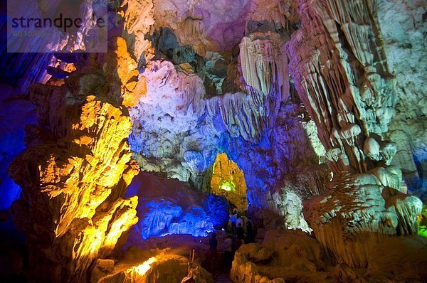 Gesungen von Sot Höhle  UNESCO Weltkulturerbe  Halong Bucht  Vietnam  Indochina  Südostasien  Asien