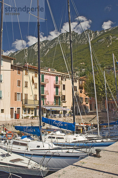 Boote vor Anker im kleinen Hafen von Pai  Gardasee  Veneto  Italien  Europa