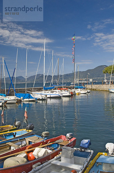 Boote im Hafen  Torre del Benaco  Gardasee  Veneto  Italien  Europa