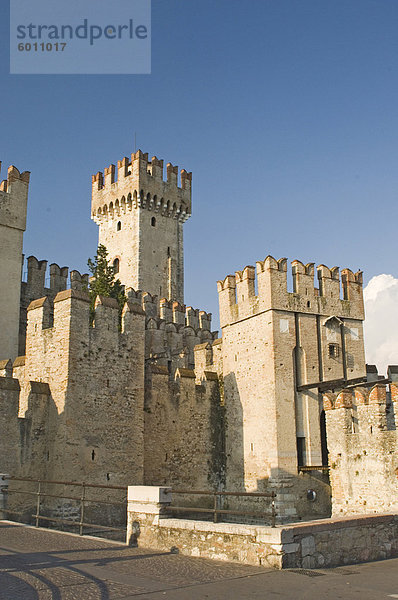 Das Schloss in Sermione  Gardasee  Lombardei  Italien  Europa