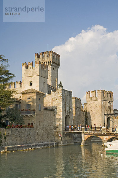 Das Schloss in Sermione  Gardasee  Lombardei  Italien  Europa