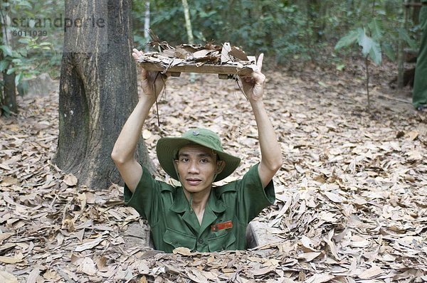 Soldat zeigt den Eingang zum ehemaligen Vietcong Tunnel der ChuChi  in der Nähe von Saigon  Vietnam  Indochina  Südostasien  Asien