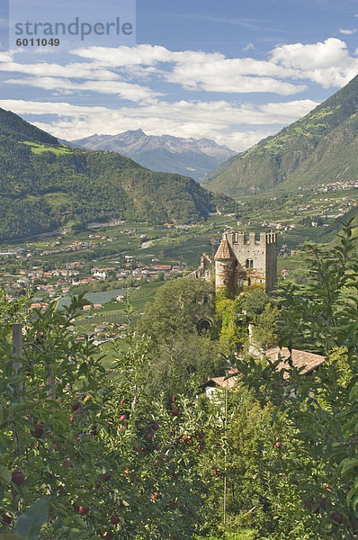 Blick vom Dorf Tirol das 13. Jahrhundert Brunnenburg Schloss  einmal die Startseite von Ezra Pound und jetzt ein Museum und das Tal in Richtung Reschenpass und Österreich  Meran  westlichen Dolomiten  Italien  Europa