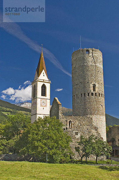 Die Kirche und Turm des alten Schlosses  Mals Venosta  unten Reschenpass  westlichen Dolomiten  Italien  Europa