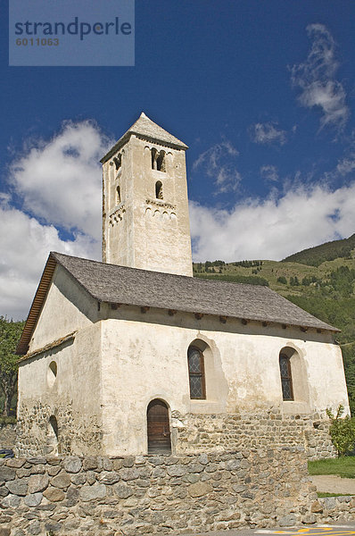 Im 8. Jahrhundert S. Benedetto Kirche beherbergt die berühmten Fresken  in das Dorf Mals Venosta unten Reschenpass  westlichen Dolomiten  Italien  Europa